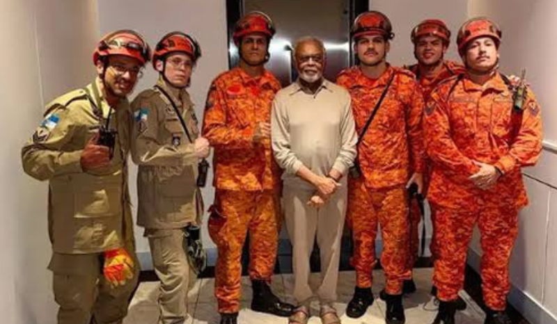 Gilberto Gil é resgatado por bombeiros após ficar preso em elevador