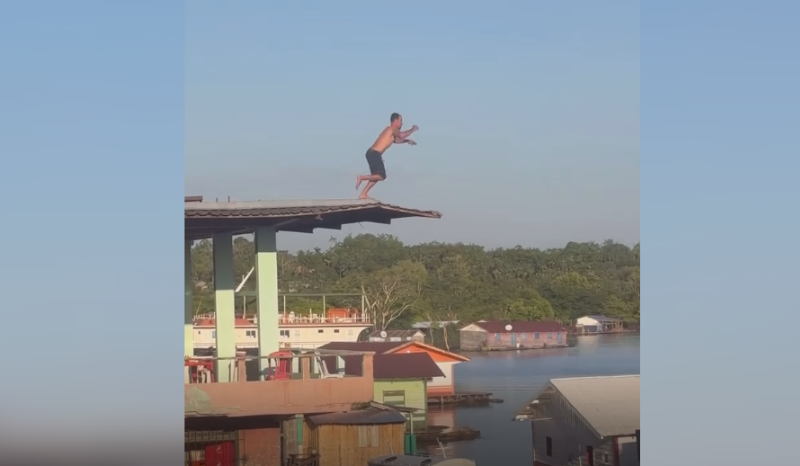 Homem impressiona ao saltar de telhado em rio de Alvarães; assista