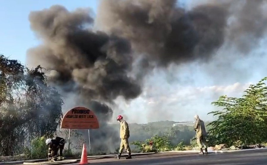Incêndio no Distrito Industrial mobiliza bombeiros e causa preocupação
