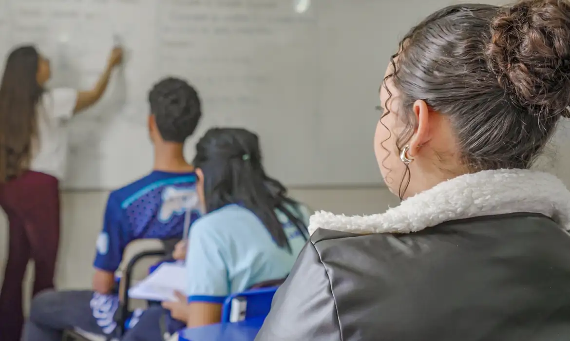 Gravidez na Adolescência Limita Futuro de Meninas no Brasil, Revela Pesquisa
