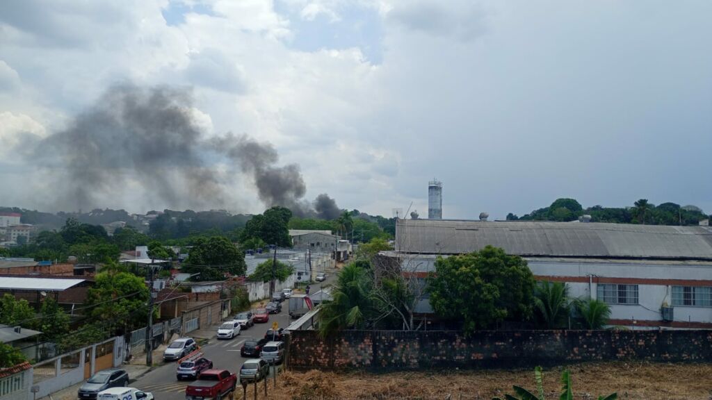 Incêndio atinge área de vegetação no Parque 10 de Novembro, em Manaus
