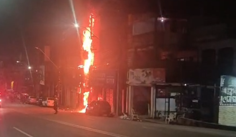 Incêndio em prédio na avenida Tefé começa após explosão de transformador
