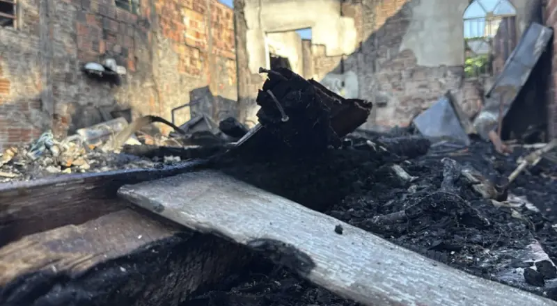 Incêndio devasta residências no bairro Armando Mendes em Manaus
