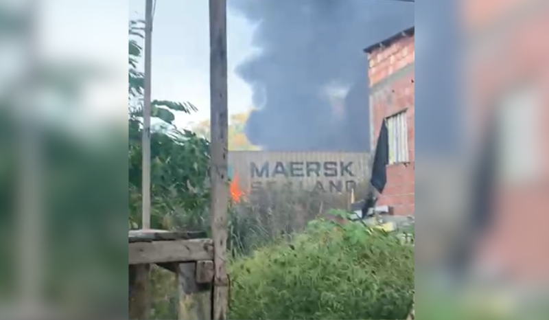 Incêndio atinge área próxima a supermercado no Zumbi dos Palmares, em Manaus
