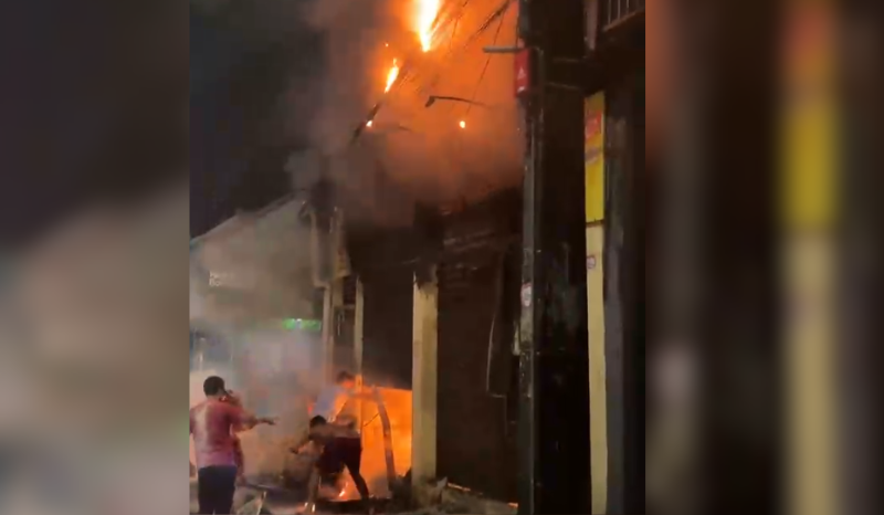 Incêndio atinge comércio no Jorge Teixeira com apoio de moradores no combate