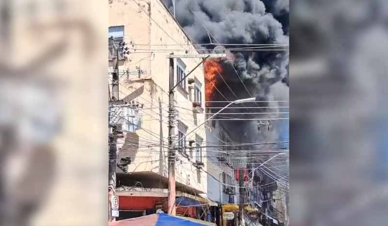 Incêndio em estabelecimento no Centro de Manaus é controlado