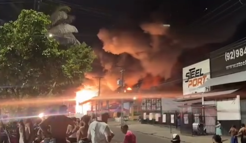 Incêndio destrói loja recém-inaugurada em Manaus e assusta moradores
