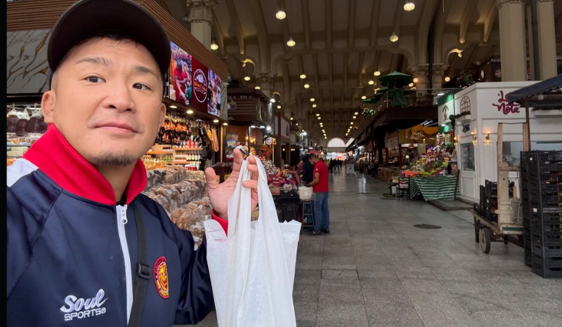 Lutador japonês paga R$ 95 por dois kiwis e denuncia golpe em SP