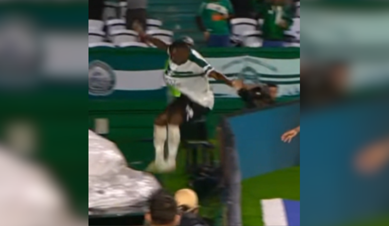 Zagueiro do Coritiba cai em túnel durante comemoração de gol anulado