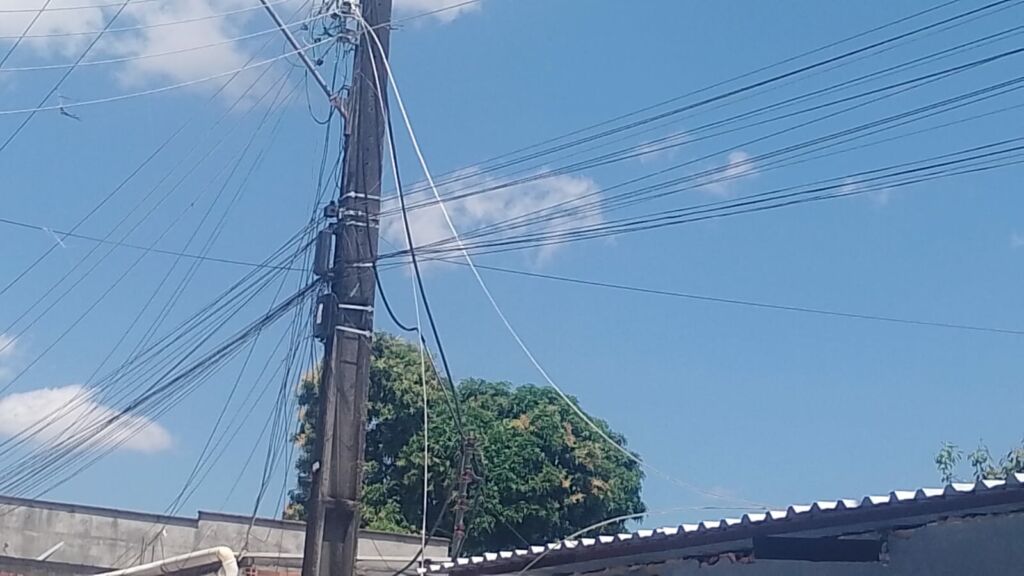 Fios de alta tensão se rompem após contato com linhas de papagaio em Manaus