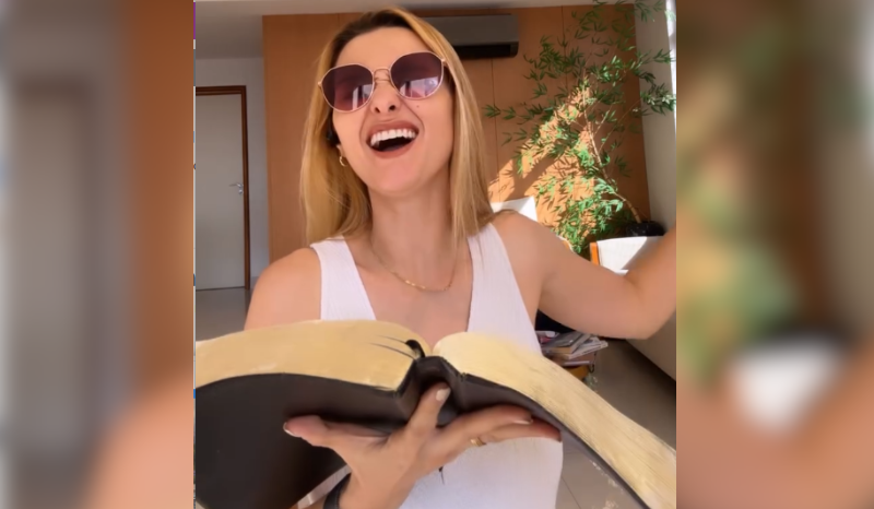 Influenciadora viraliza ao conectar canção de Xuxa com a Bíblia