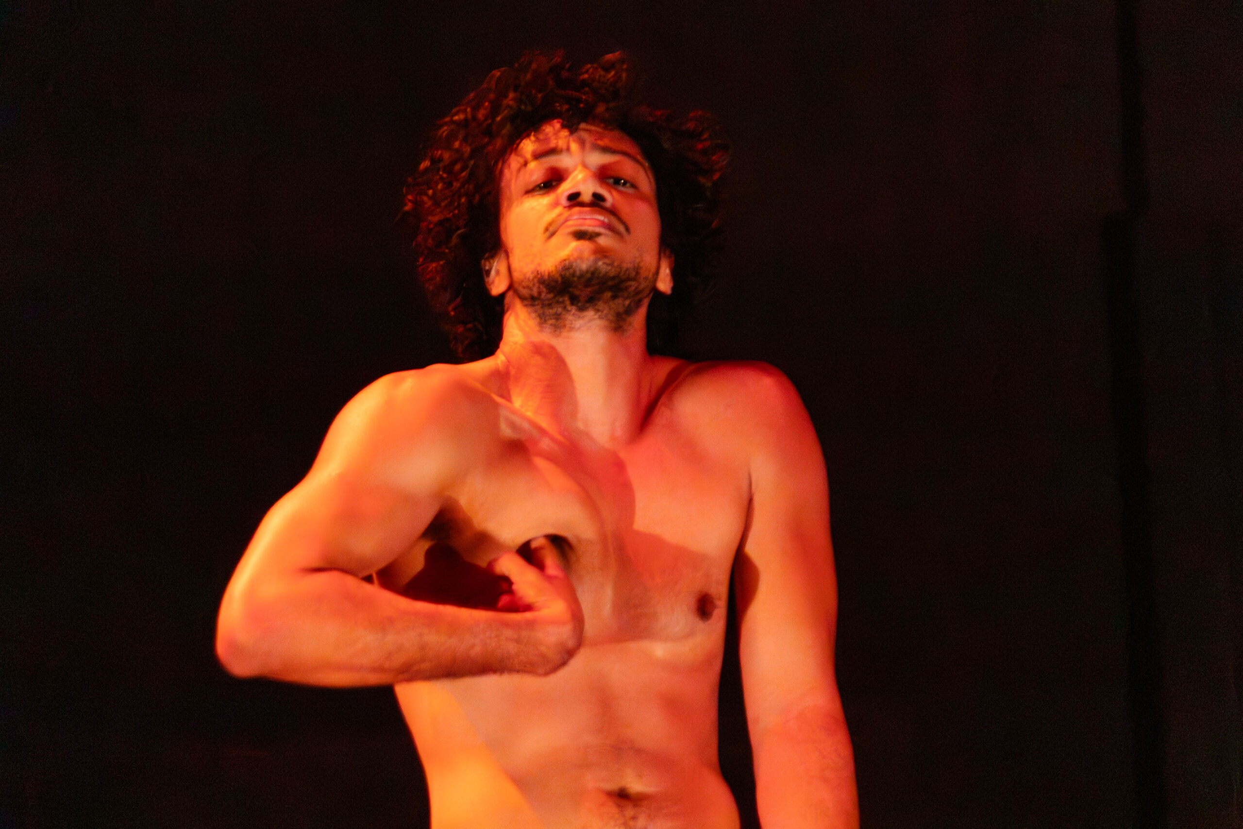 Matrioska: Novo Espetáculo em Manaus Aborda Transmasculinidade