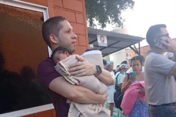 Médico salva 10 bebês durante terremoto na Colômbia com bravura