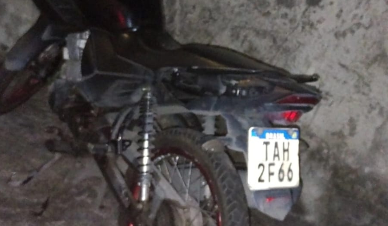 Moradores alertam sobre moto abandonada há três dias no Manoa, Manaus