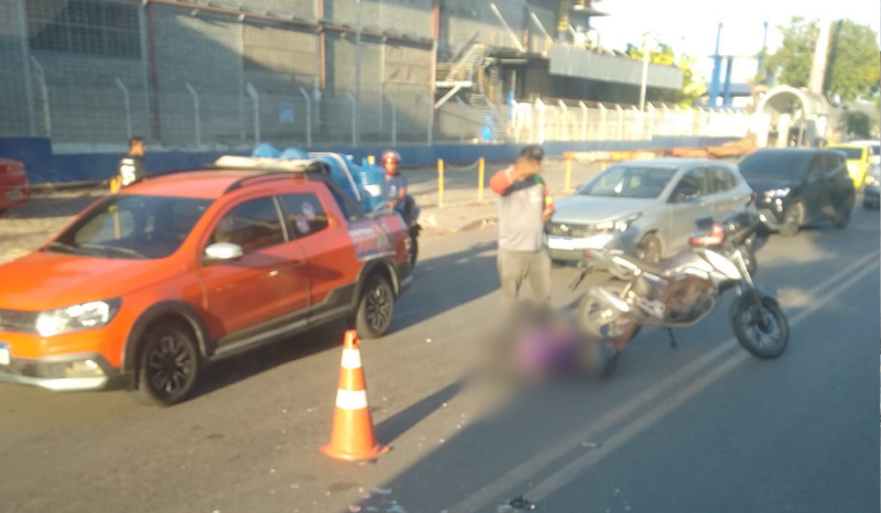 Motociclista fica ferido após colisão com carro em Manaus