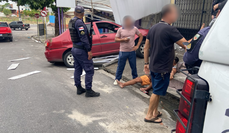 Motorista perde controle de carro e colide contra casa em Manaus