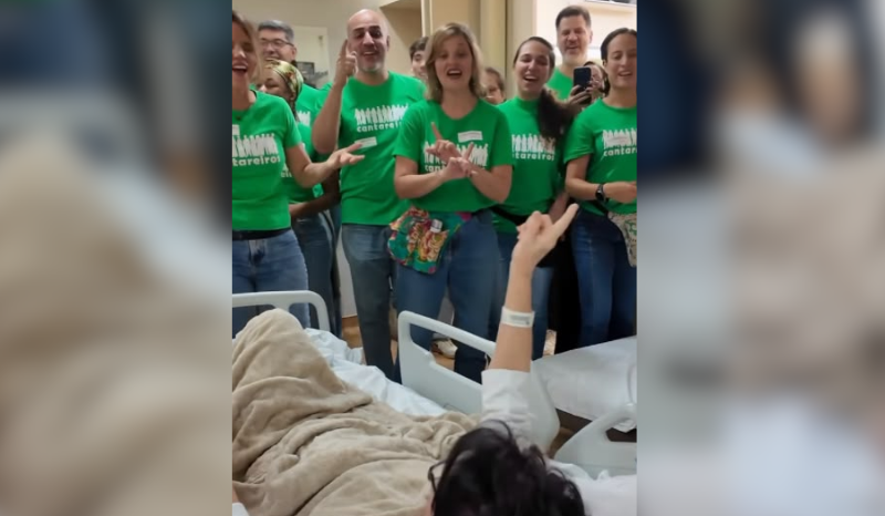 Grupo musical encanta pacientes em hospital com roda de samba