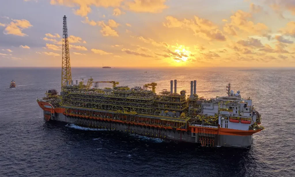 Navio-plataforma da Petrobras atinge produção recorde no pré-sal