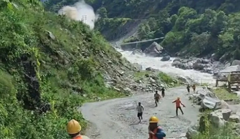 Funcionário registra fuga durante avalanche de lama na fronteira Nepal-Tibete
