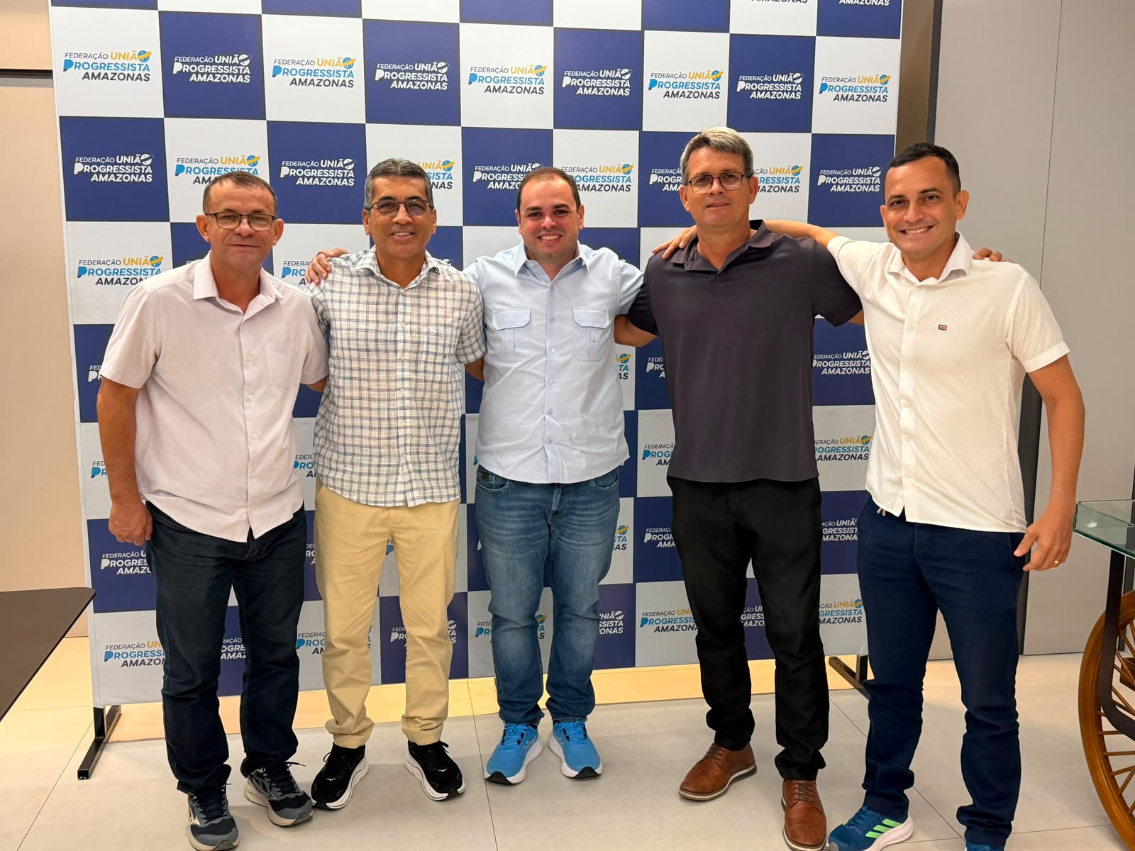 Prefeito de Manicoré, aliado de Omar, apoia candidatura de Roberto Cidade