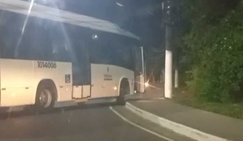 Pane em ônibus bloqueia acesso ao Aeroporto em Manaus
