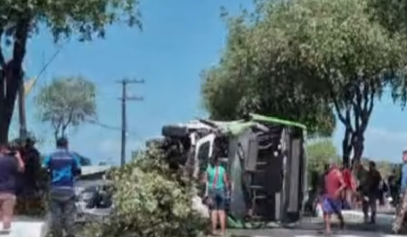 Acidente: ônibus do transporte público tomba na Avenida São Jorge em Manaus
