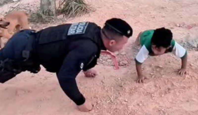 Menino de 4 anos e PM fazem flexões juntos e vídeo viraliza na internet