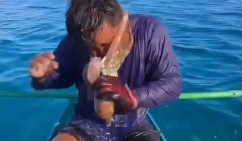 Pescador nas Filipinas usa bambu para se livrar de polvo preso ao rosto