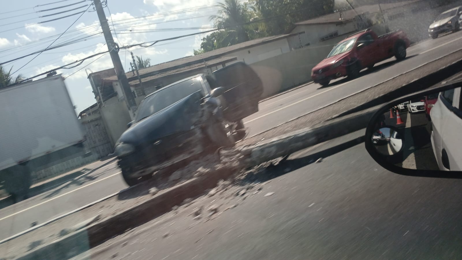 Condutor fica ferido após colisão com poste na Constantino Nery