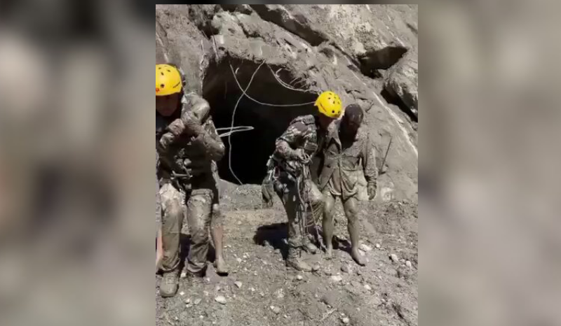 Equipes de resgate no Nepal buscam centenas em túneis após enchente devastadora