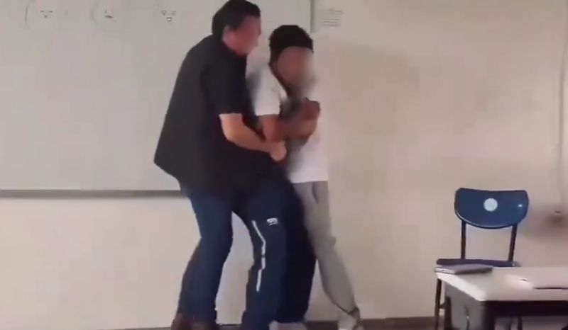 Professor é afastado após vídeo inaceitável com alunos viralizar no México