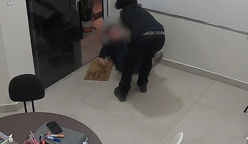 Adolescente se apresenta à polícia após esfaquear professor em Manaus