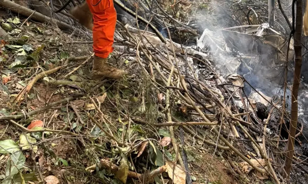 Três turistas colombianas e piloto morrem em queda de helicóptero no Rio