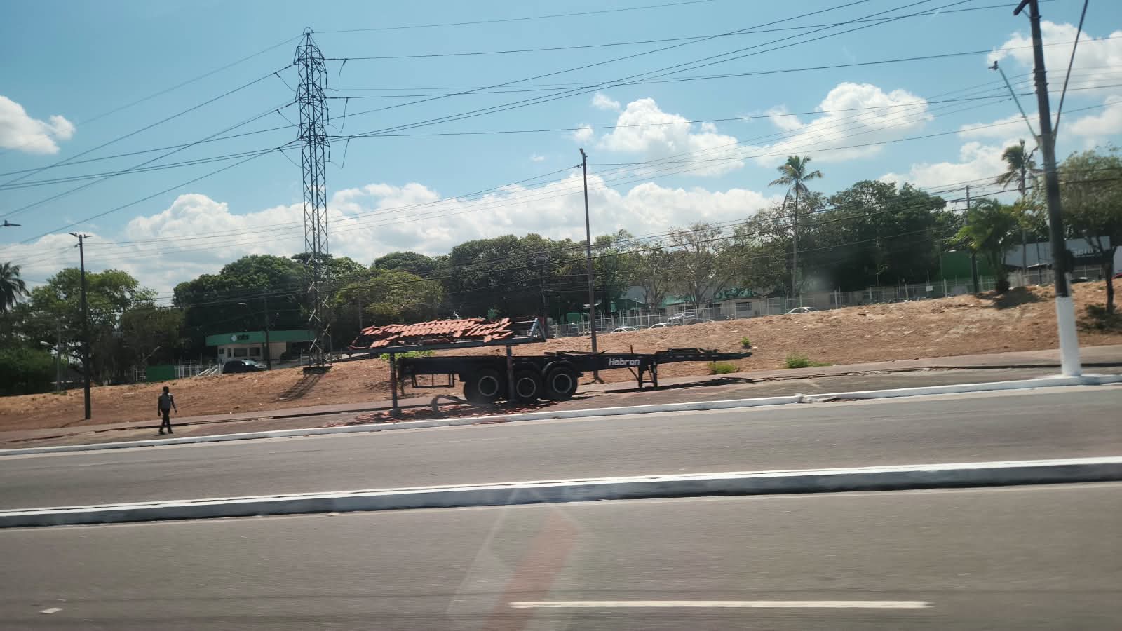 Carreta destrói parada de ônibus no Distrito Industrial I em Manaus