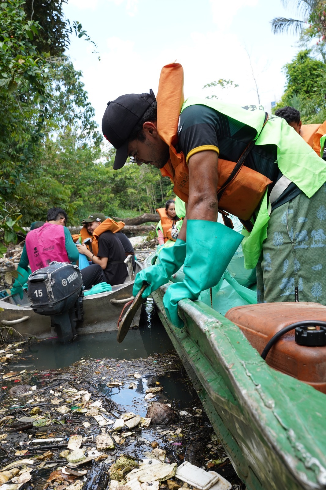 Ação retira 2,8 toneladas de lixo do Igarapé do Gigante em Manaus