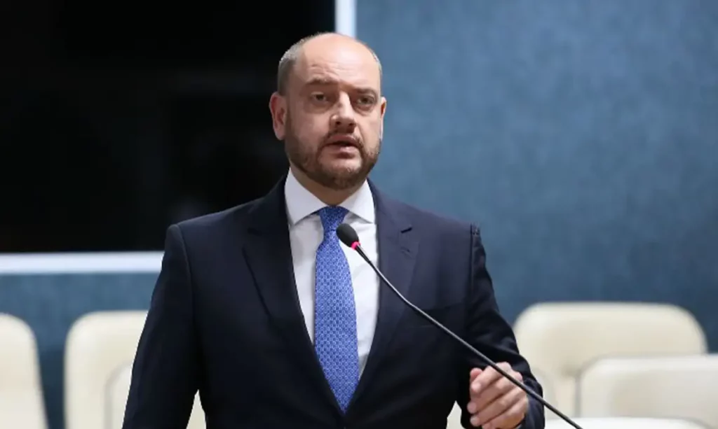 Rio de Janeiro exonera 6,1 mil comissionados e estima economia de R$ 221 mi