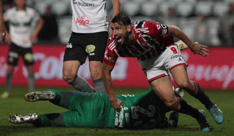 São Paulo enfrenta Coritiba em busca de vitória no Morumbi