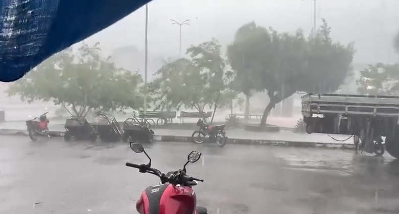 Tempestade com granizo surpreende Manicoré no dia mais quente do ano no AM