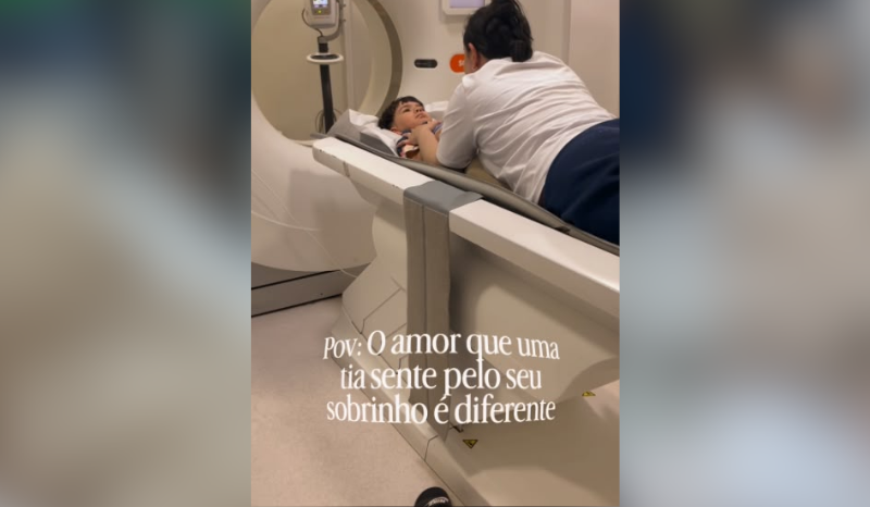 Tia emociona ao entrar em tomografia para ajudar sobrinho a superar medo