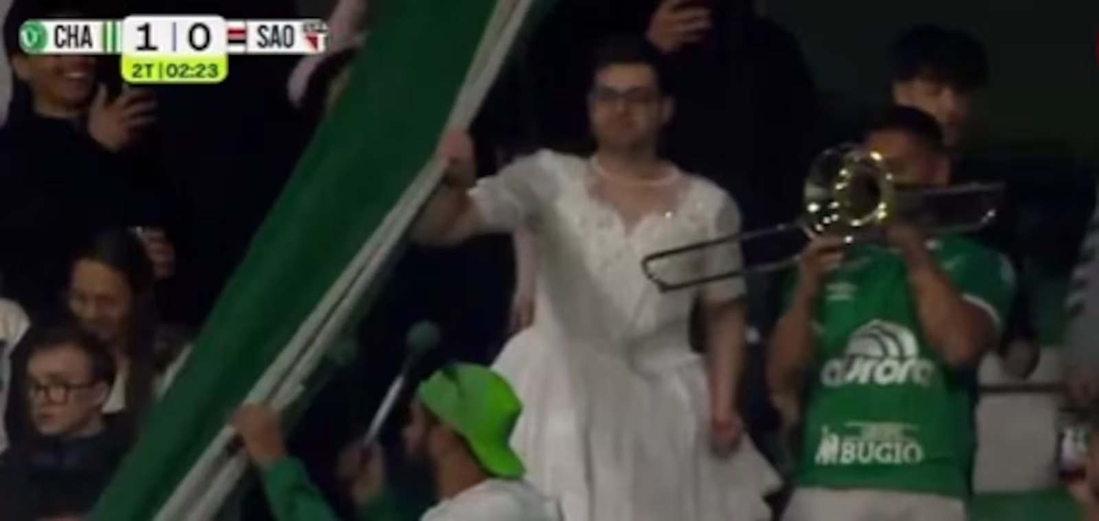 Torcedor de noiva rouba a cena em jogo da Chapecoense; confira