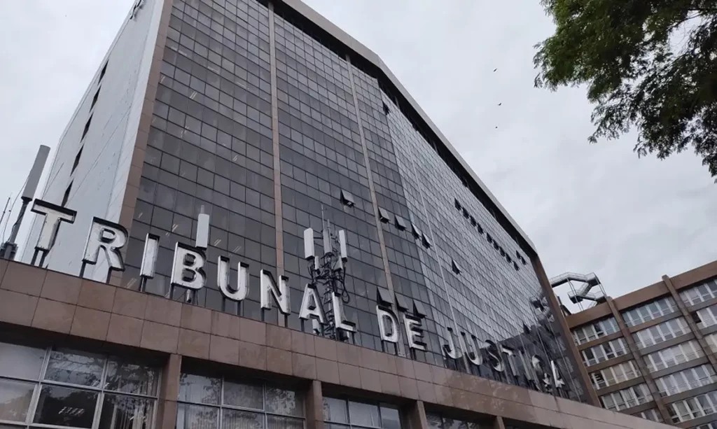 Justiça do RJ autoriza governo a assumir clube e pousada ligadas ao CV