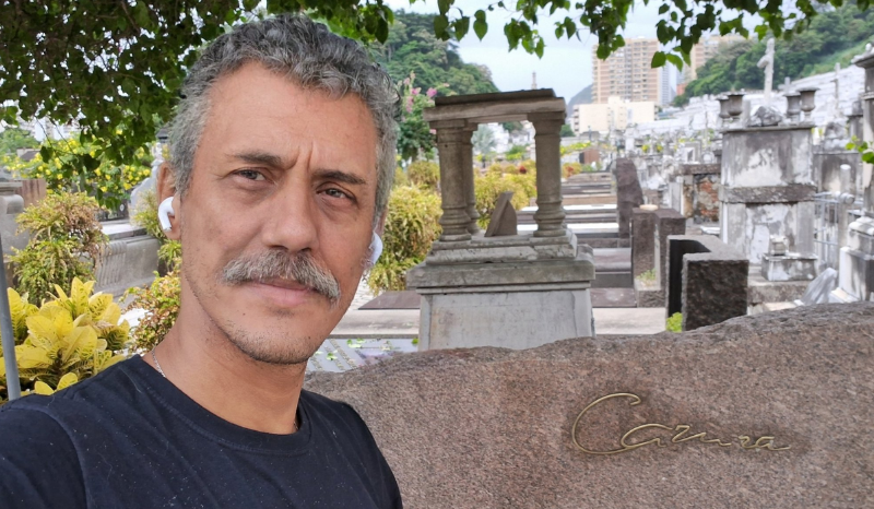 Professor analisa túmulos de celebridades em visita inusitada no Rio