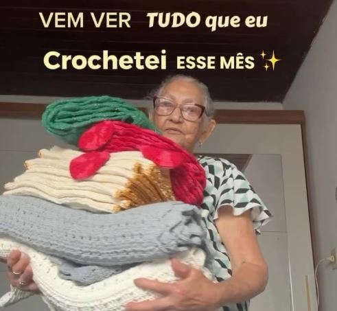 Crocheteira de São Paulo viraliza com peças feitas à mão