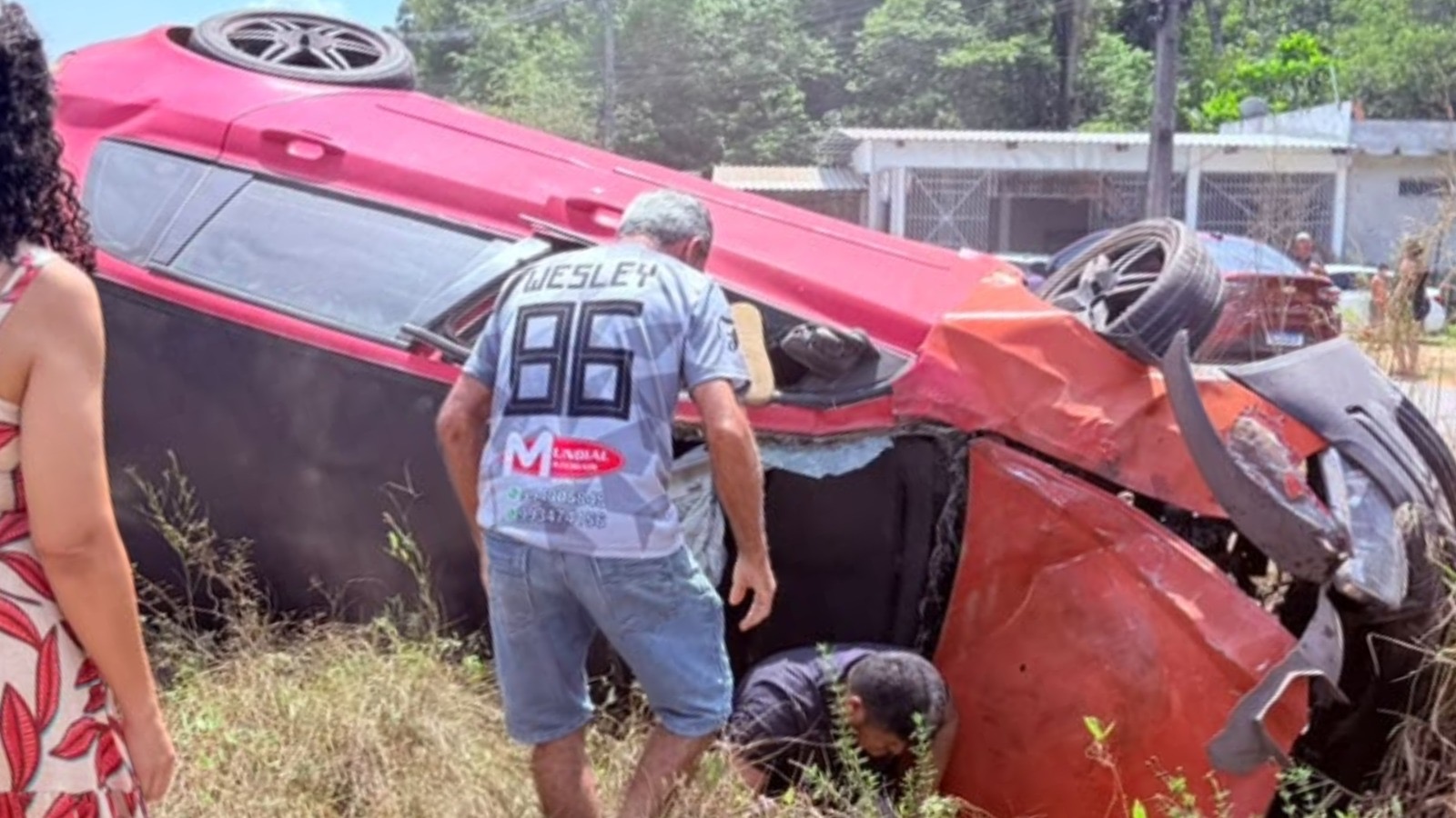 Capotamento na AM-070 deixa carro destruído e duas pessoas feridas