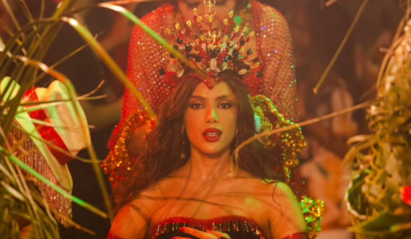 Anitta é coroada rainha de bateria da Acadêmicos do Grande Rio