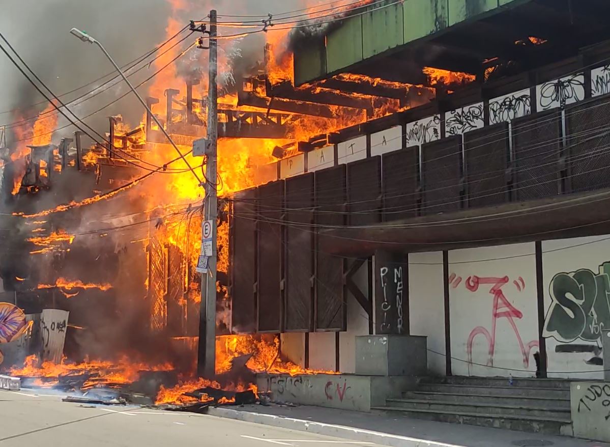 Incêndio no antigo Basa revela descaso com patrimônio histórico de Manaus
