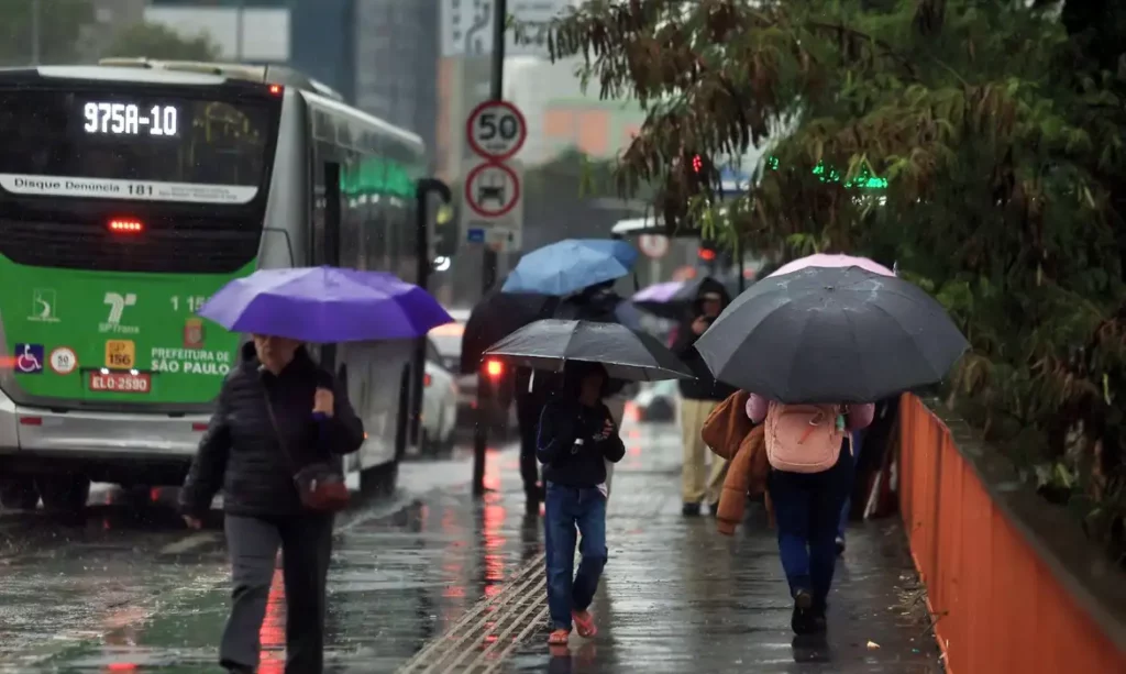 Previsão do tempo indica chuva e variações de temperatura em várias regiões do Brasil