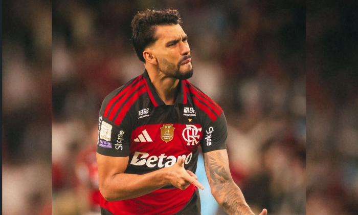 Flamengo vence Corinthians por 2 a 1 e assume liderança do Brasileirão