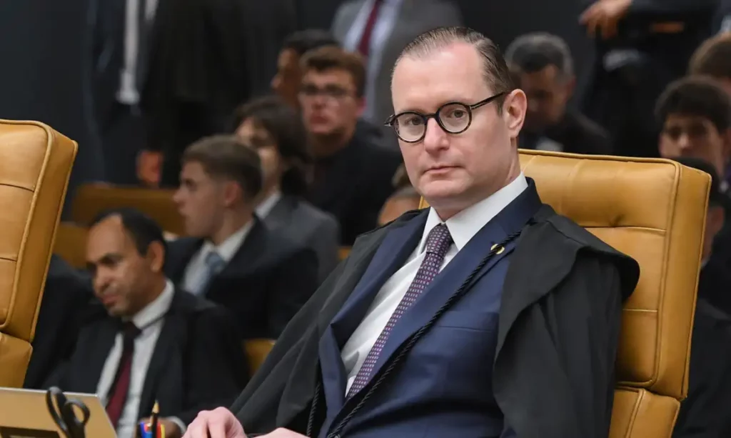 Ministro Zanin solicita acesso a dados do celular de Vorcaro no STF