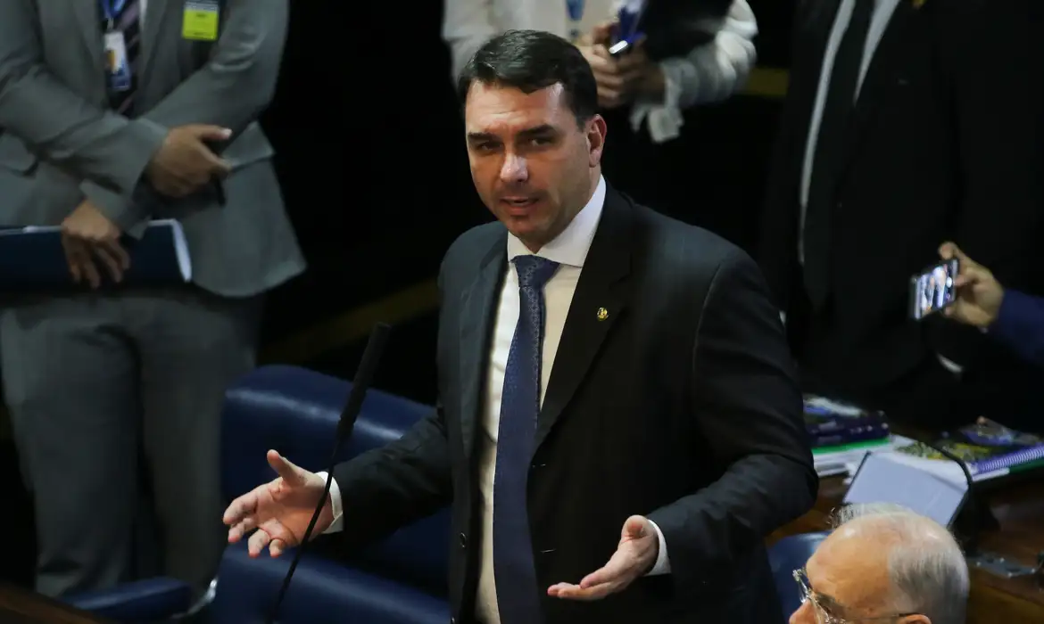 Flávio Bolsonaro critica Lula por proibição das apostas esportivas